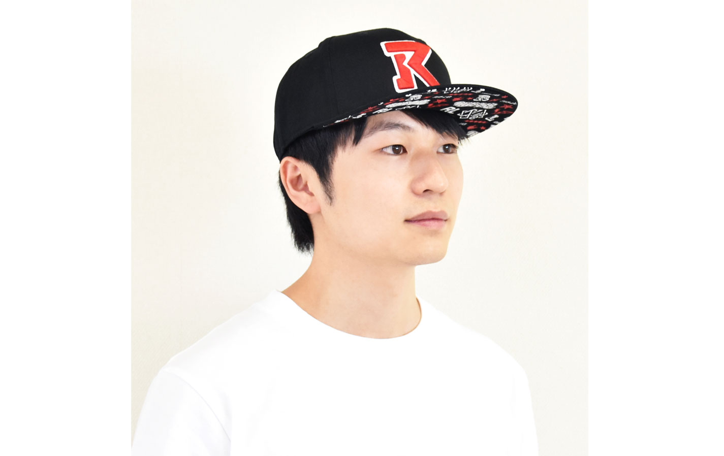 別注フラットバイザーキャップ | オリジナルグッズ・ノベルティ製作ならラブエンタ